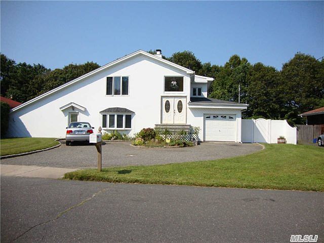 1st image of 121 Chanel Dr E