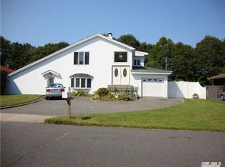 121 Chanel Dr E, Shirley, NY 11967