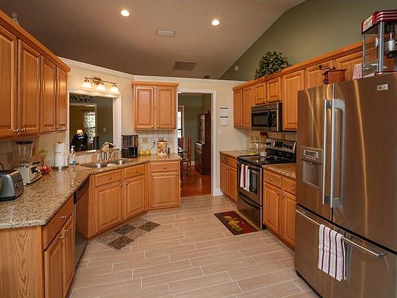 3rd image of 971 Glenview Cir