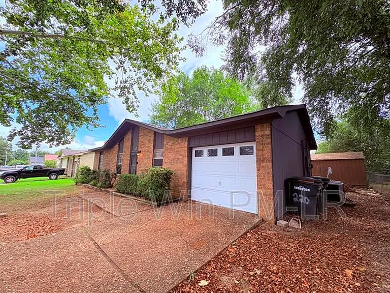 220 Randall Dr — Photo 3
