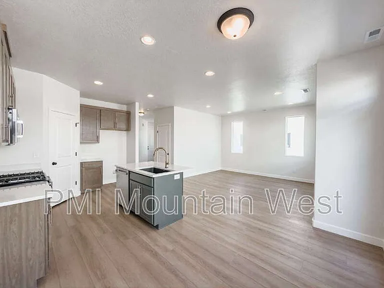 2606 N 2125 W — Photo 9