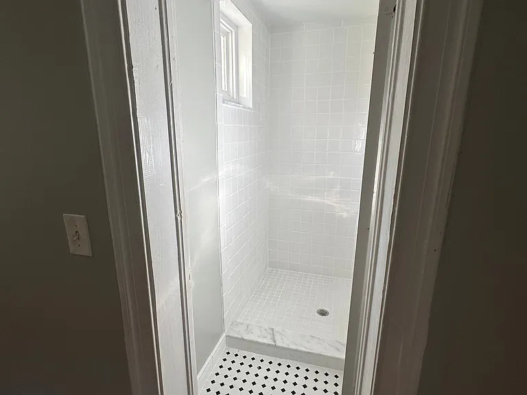 Bedroom 1 en-suite shower