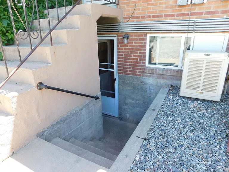 1368 Elm Ave — Photo 10