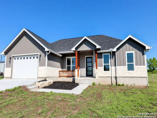 166 Lakeview Trace, Three Rivers, TX 78071