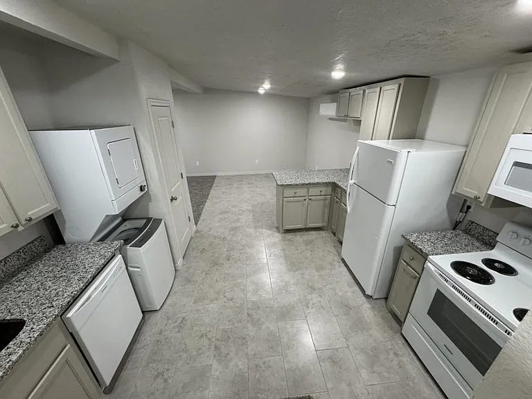 1308 W Choctaw St #9 — Photo 6