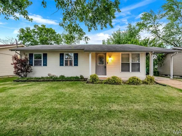 2916 Oriental Dr, Florissant, MO 63031