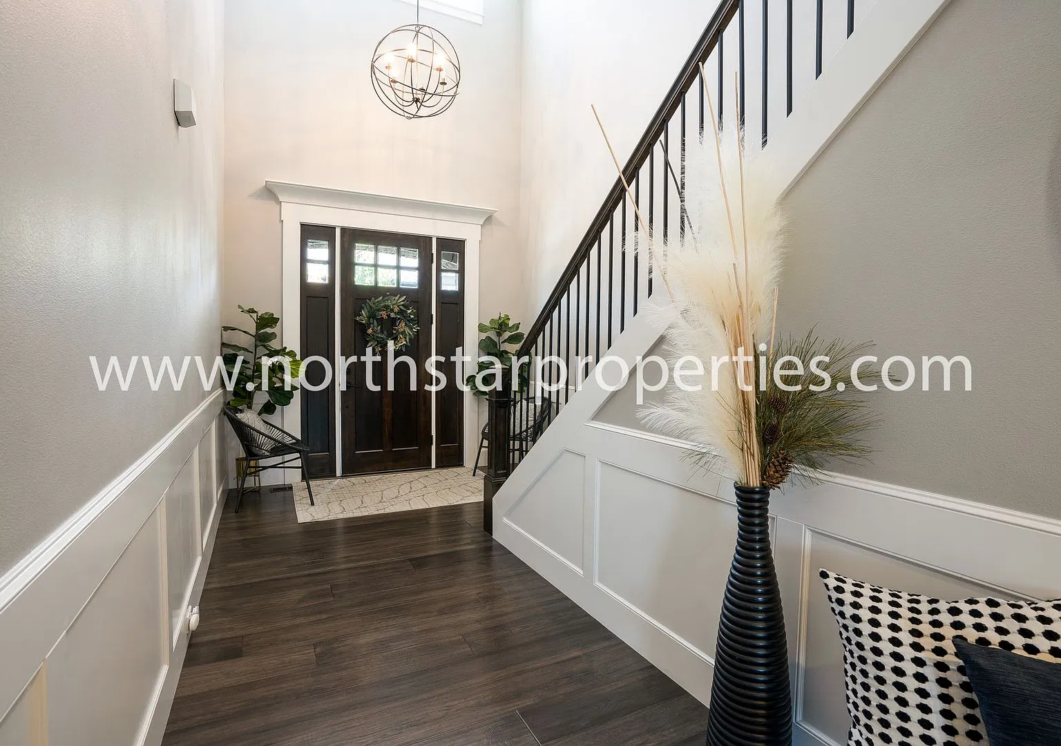 Stunning Like-New Bonny Slope Residence with Sweeping Views — Photo 4