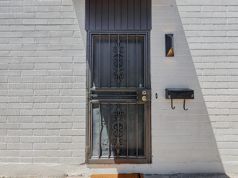 Remodeled / Fully Loaded / Furnished 2 Bed / 2 Bath in Uptown — Photo 3
