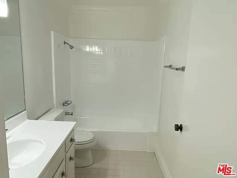 1224 S Barrington Ave #101 — Photo 9