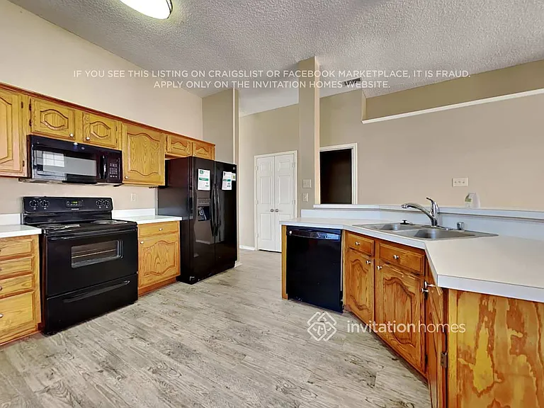 2060 Camelot Dr — Photo 6