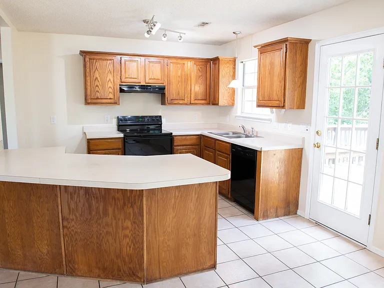 1481 Fredonia St — Photo 6