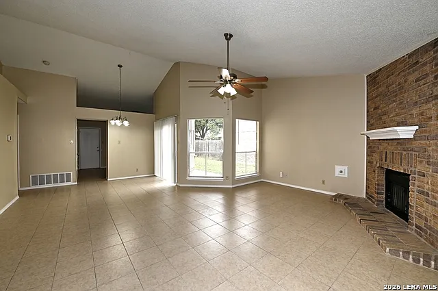 2 bed, 2.0 bath, 1560 sqft, $1,595 — Photo 2