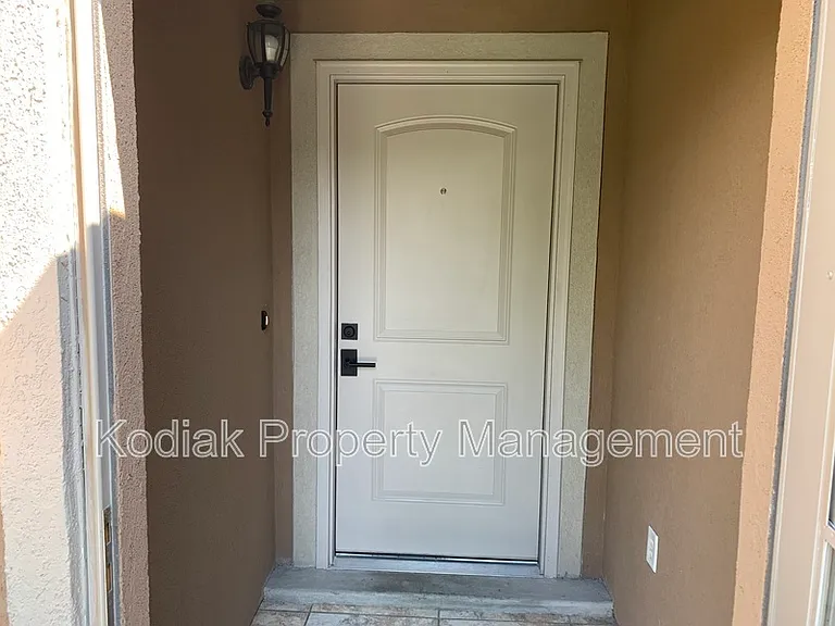 312 N Greenwich Dr — Photo 2