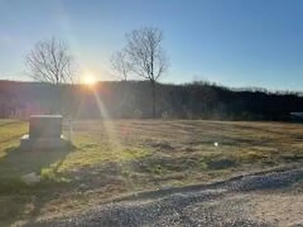 5 Stonehenge Dr, Pikeville, KY 41501
