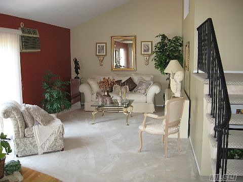 2nd image of 1279 Greenbriar Ln