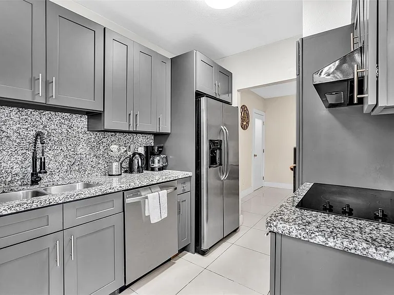 10004 E Bay Harbor Dr #4 — Photo 10