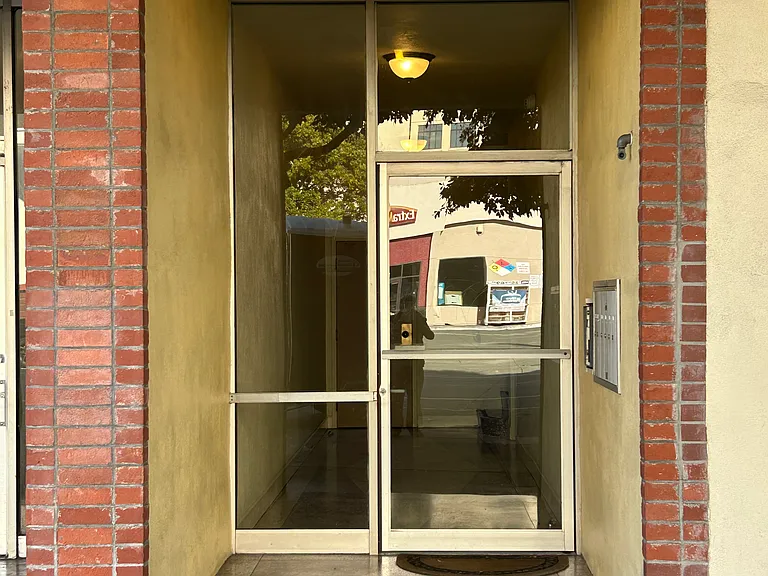 From your 517 Arguello front door step you are only about a half mile to either Golden Gate Park or the Presidio.