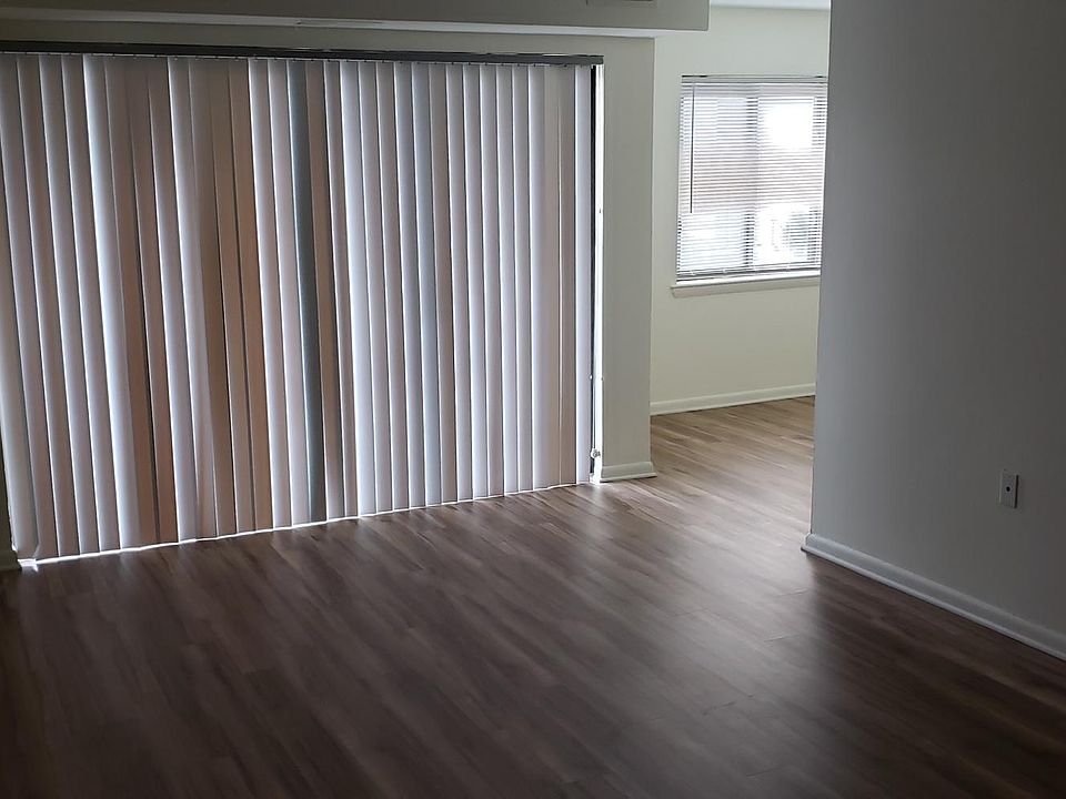 1st image of 623 Center St APT 104