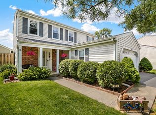 690 Berwick Pl, Roselle, IL 60172