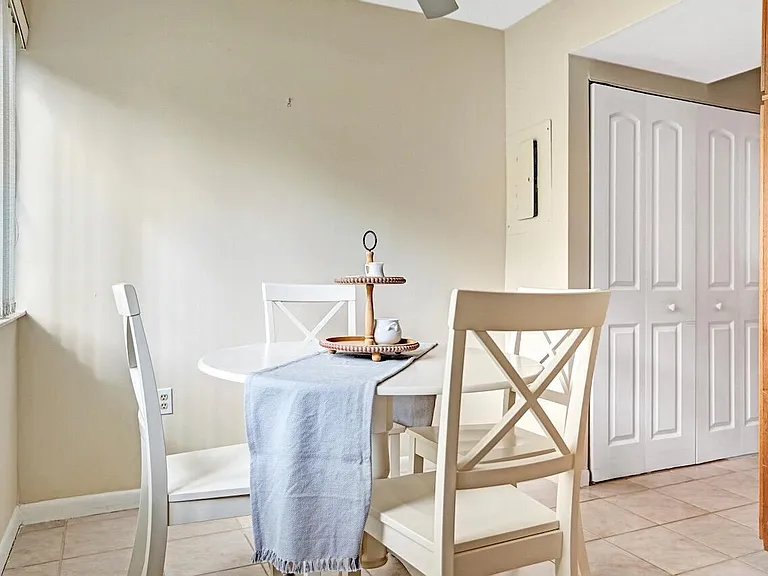 107 Half Moon Cir #H1 — Photo 20