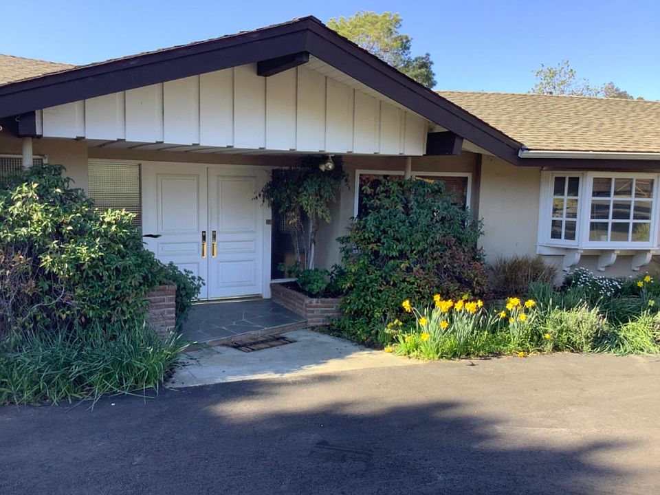 1st image of 15 Victor Park Ln #15