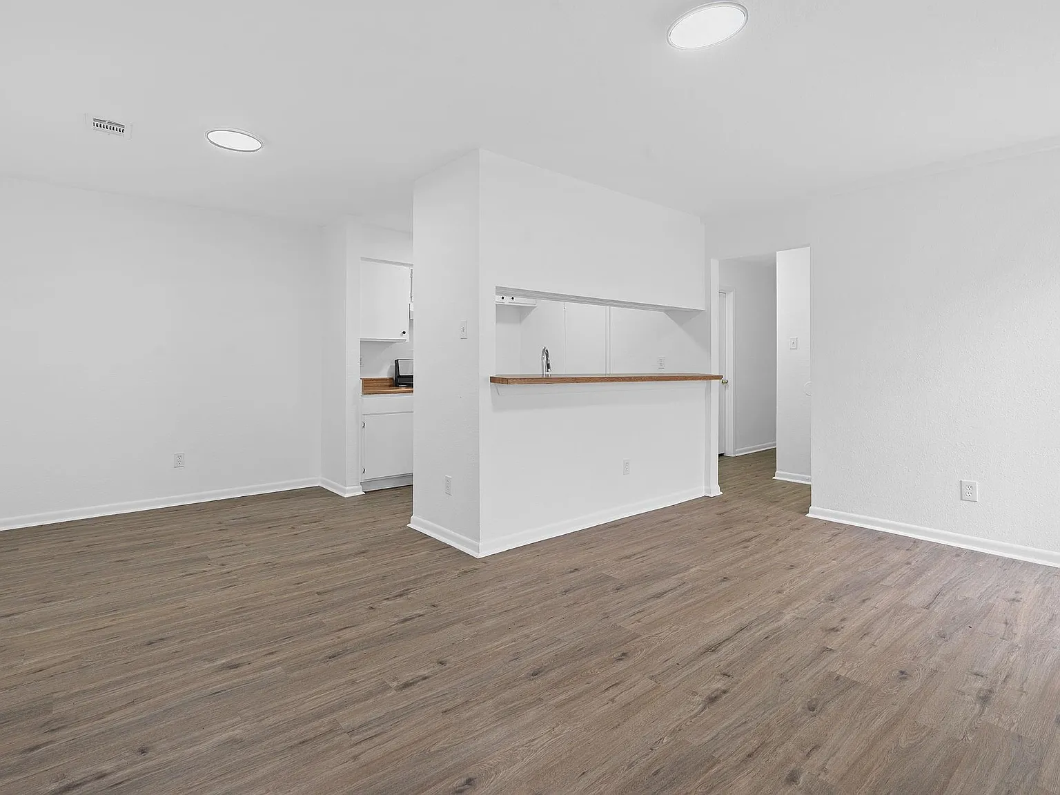 2 bed, 1.0 bath, 900 sqft, $1,275 — Photo 2