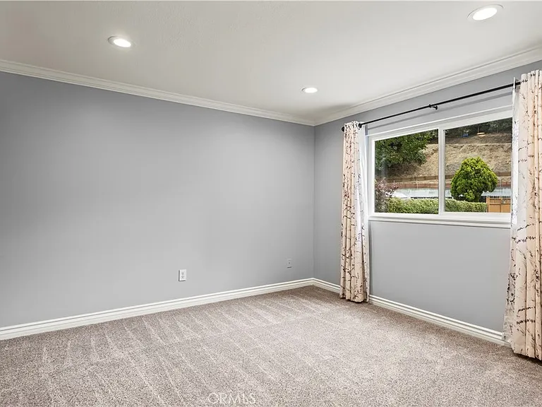 1096 Canyon View Dr — Photo 25