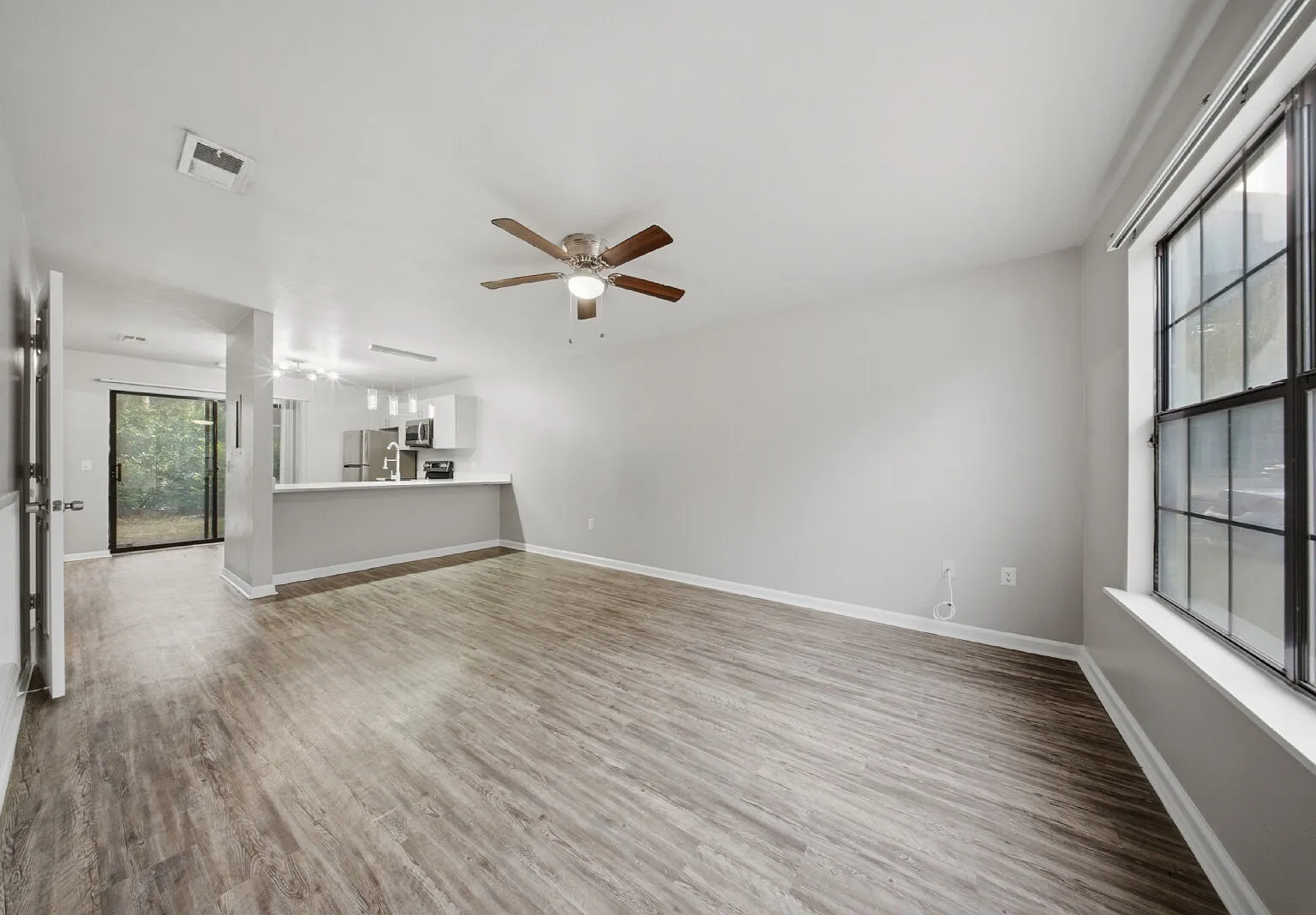 2 bed, 2.5 bath, 1100 sqft, $1,350 — Photo 3