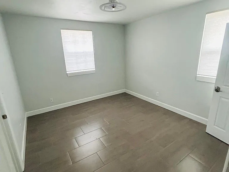 105 W 16th St — Photo 12