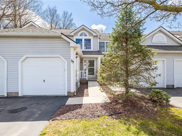 35 Courtshire Ln, Penfield, NY 14526