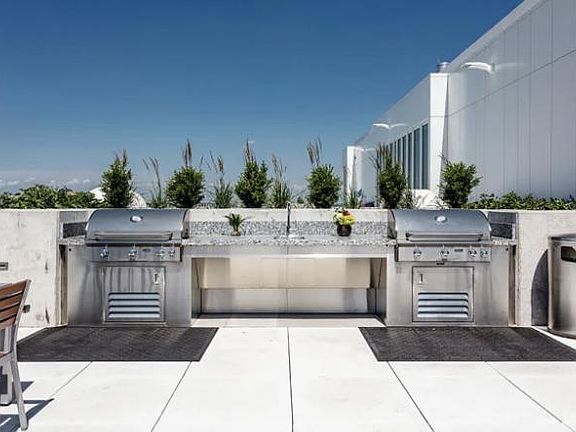 5th image of 2335 N Lincoln Ave #709