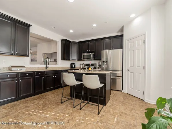 126 Beacon Ln, Eatontown, NJ 07724