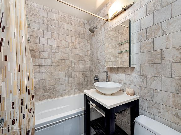 4th image of 235 W 70th St #Ee