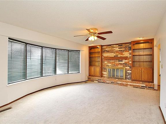 3rd image of 100 W Vail Dr
