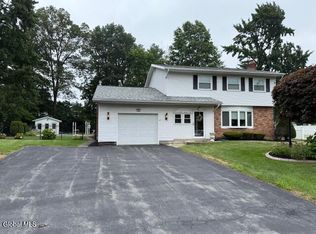 26 Gaslight Dr, Albany, NY 12205