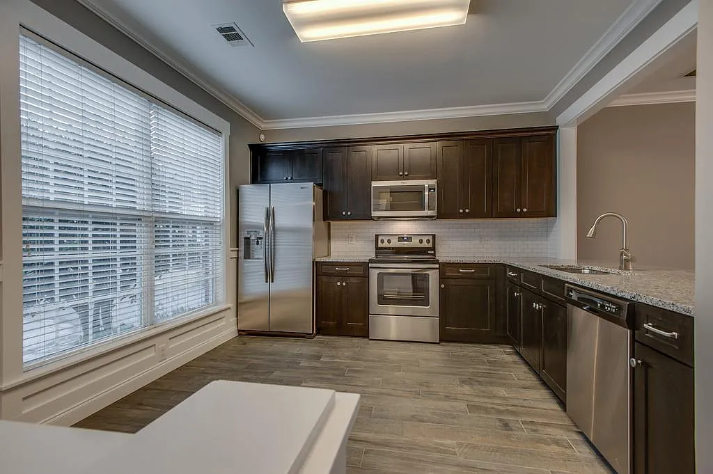 3 bed, 2.5 bath, 1470 sqft, $2,300 — Photo 3