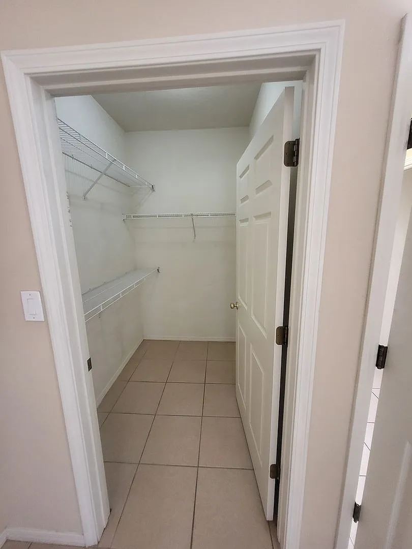 Ne 1018/Sf 2 Bedroom 2 Bath Townhome With Garage — Photo 3
