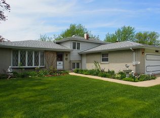8348 Grandview Ln, Darien, IL