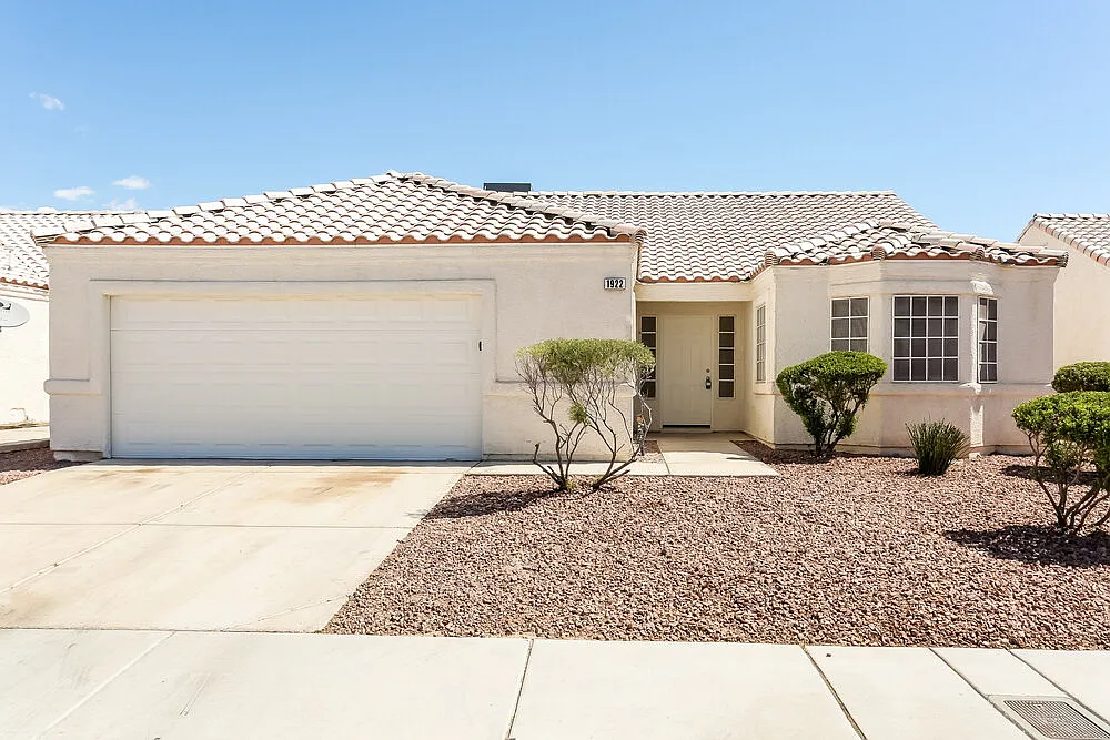 3 bed, 2.0 bath, 1379 sqft, $1,985 — Photo 1