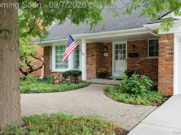 1399 Edmundton Dr, Grosse Pointe Woods, MI 48236