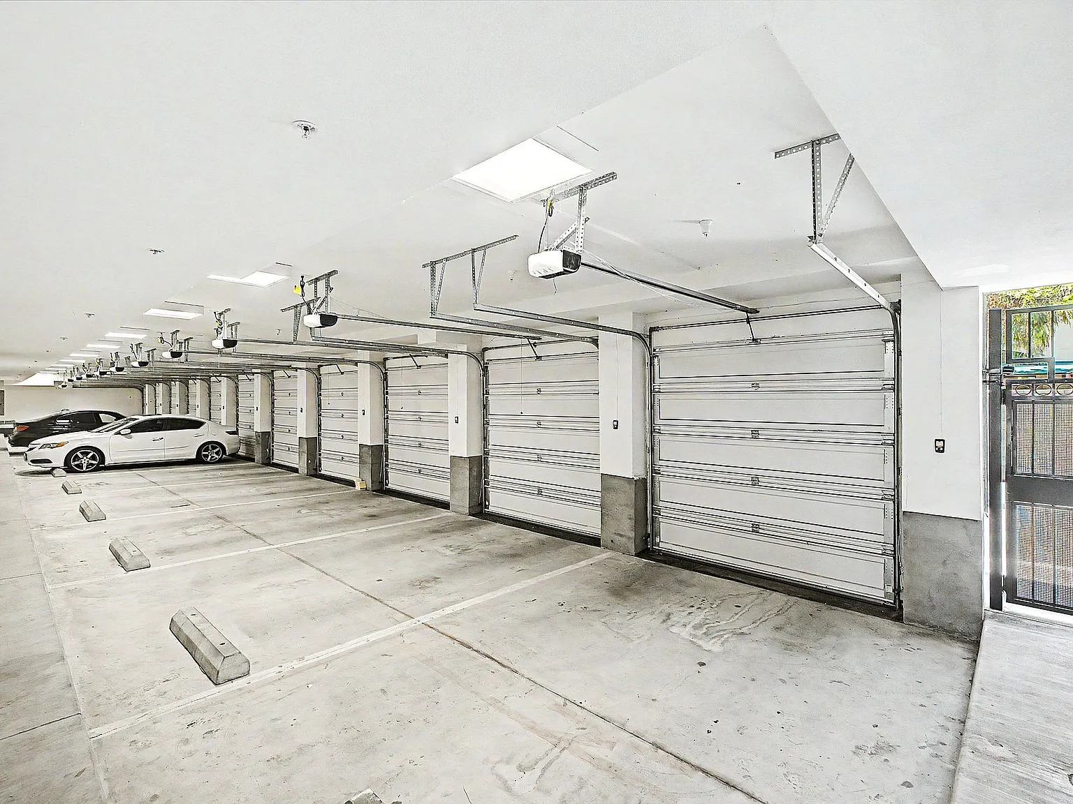 Creekside Apartments — Photo 1