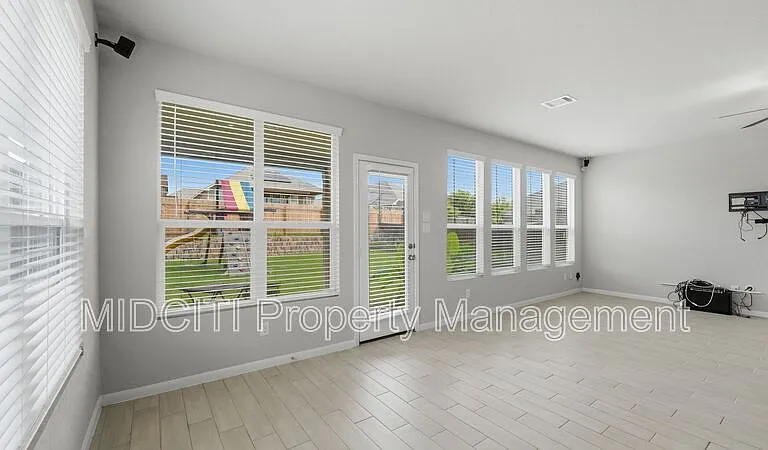 1858 Lauter Ln — Photo 13