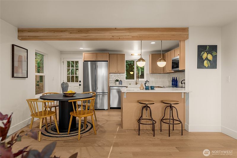 4th image of 3613 40th Avenue W