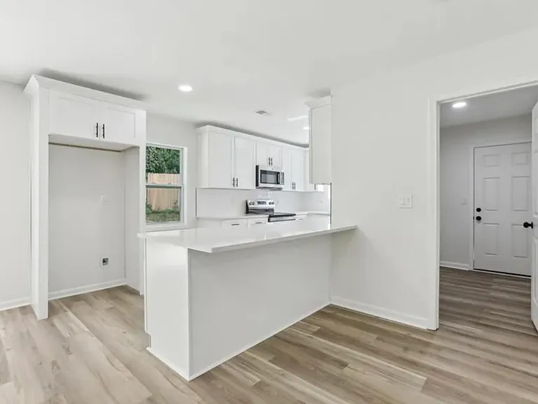 2744 Preston Dr — Photo 9