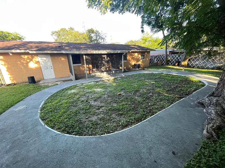 2216 Villano Ave — Photo 4