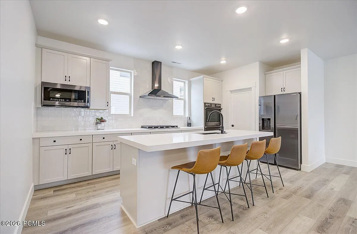 3 bed, 3.5 bath, 2351 sqft, $5,000 — Photo 4