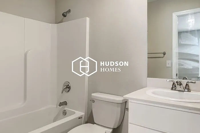 1320 Oak St — Photo 11