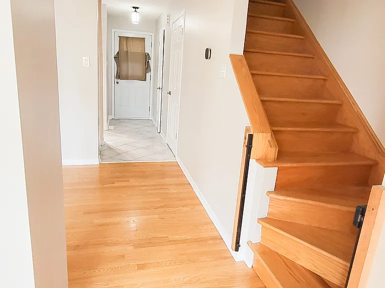 249 Teal Cres — Photo 10