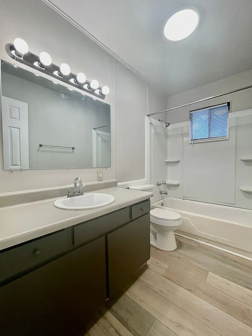2 Bedroom / 1 Bathroom Duplex Unit with Washer/Dryer connections — Photo 3