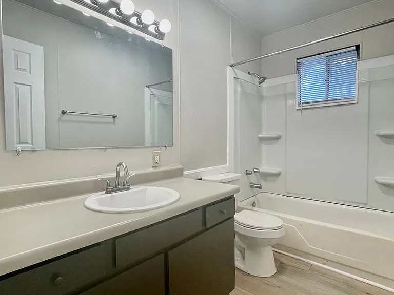 1114 Advance St — Photo 3
